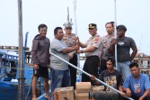 Dukung Program Prioritas Kapolri, Kapolres Inhil Serahkan Bantuan Tiga Mesin Katinting ke Nelayan