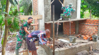 TMMD ke -123, Babinsa Koramil 06/Kateman Antusias Laksanakan Pemelasteran Dinding Tower Sumur Bor
