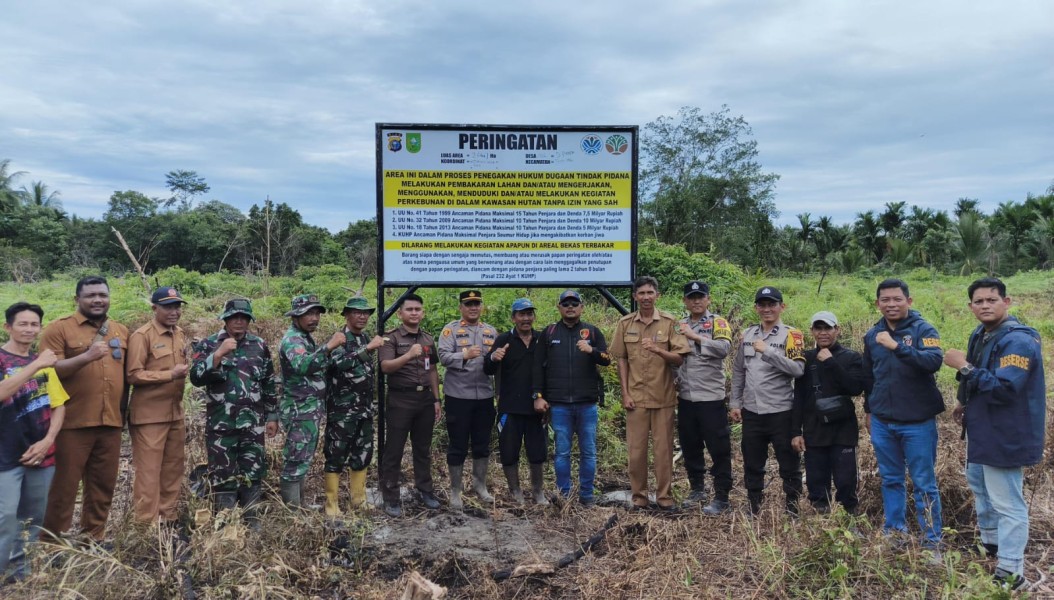 Polres Inhil Pasang Papan Plang Peringatan Karhutla di Kelurahan Tanjung Pidada