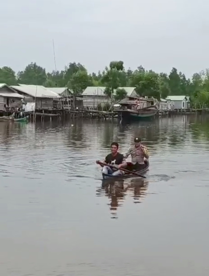 Gunakan Perahu, Bhabinkamtibmas  Sungai Bela Giat Berikan Himbauan Kamtibmas