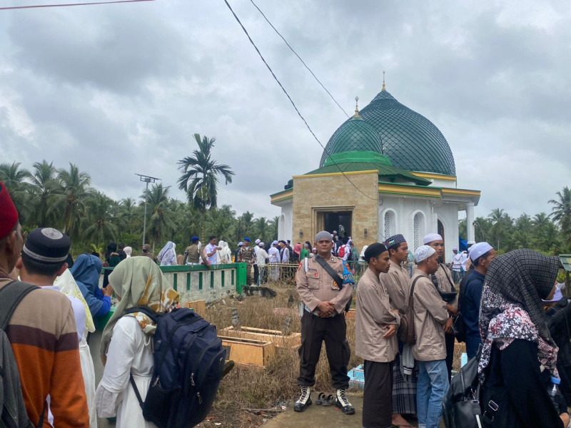 Personel Polsek Kuindra Berikan Pengamanan Acara Haul Syekh Abdurrahman Siddiq ke-78