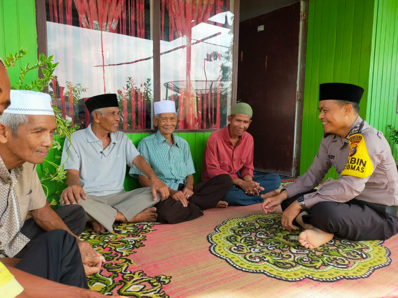 Silaturahmi ke Tokoh Masyarakat,  Bhabinkamtibmas Tanjung Lajau Ajak Sukseskan Pilkada Riau 2024