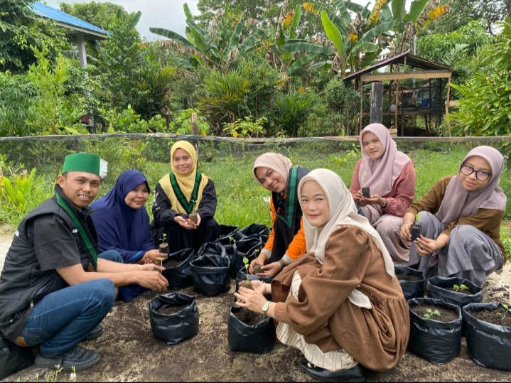 Semarak Milad Kohati ke-59, Korps HMI Wati Cabang Tembilahan Gelar Aksi Tanam Cabai dan Khataman Qur’an