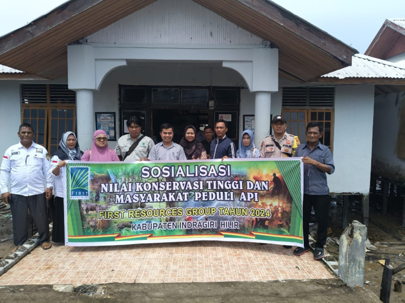 Bhabinkamtibmas Desa Sungai Bela Hadiri Sosialisasi NKT dan Masyarakat Peduli Api First Resources Grup