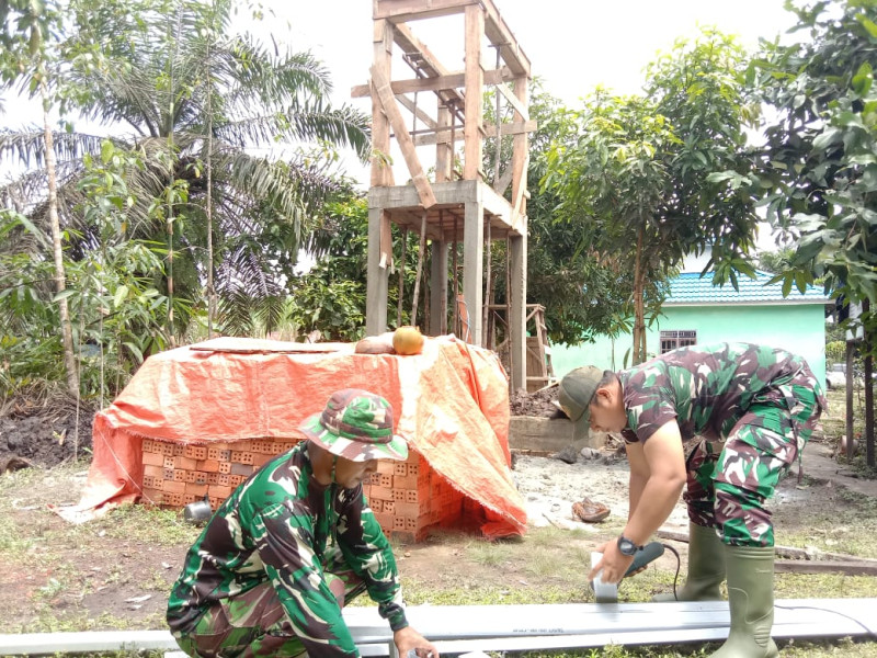 Pekerjaan Pembangunan Sumur Bor TMMD ke123 Terus digenjot Babinsa Koramil 06/Kateman Bersama Warga