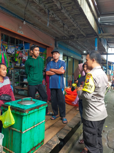 Sambangi Pasar Desa Tanjung Lajau, Personel Polsek Kuindra Ajak Masyarakat Ciptakan Suasana Kondusif