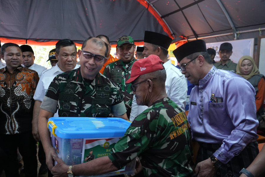 Danrem 031/ WB Serahkan Bantuan Korban Bencana Tanah Longsor di Inhil