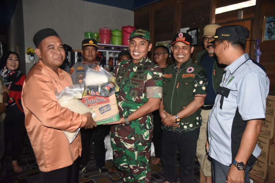 Dandim 0314/Inhil Bersama Pj Bupati Serahkan Bantuan Bantuan Korban Banjir di Desa Lahang Hulu