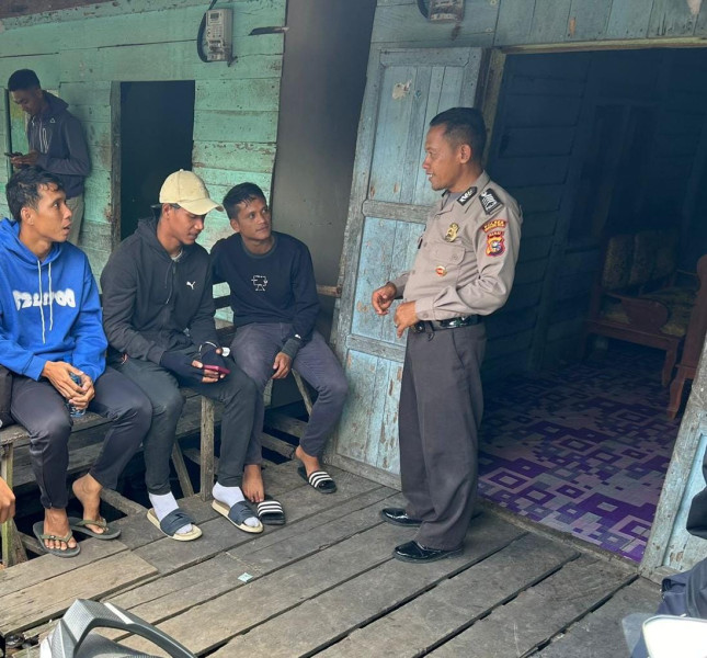 Sasar Warga Pelabuhan, Personel Polsek Enok Sampaikan Himbauan Kamtibmas dan Pilkada Damai