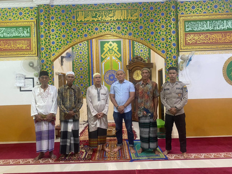 Personel Polsek Kuindra Giat Salat Magrib Berjamaah