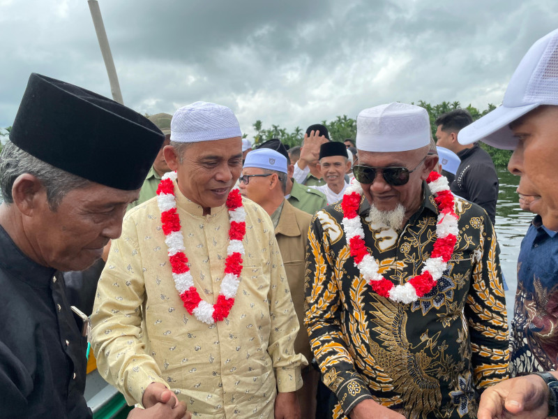 Cik Wan Bersama Tokoh Masyarakat Desa Simpang Gaung Sambut Haji Herman