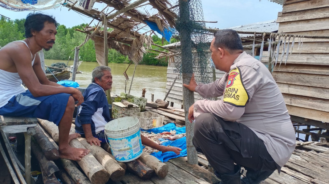 Temui Warga, Bhabinkamtibmas Sungai Bela Ajak Warga Sukseskan Pilkada Damai