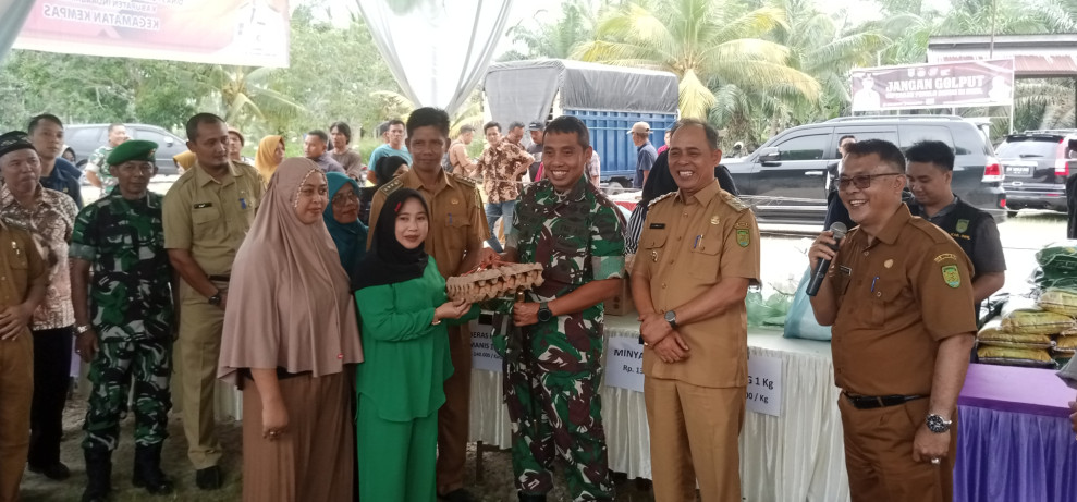 Dandim 0314/Inhil Dampingi Pj Bupati H Herman Tinjau Pasar Murah di Kecamatan Kempas