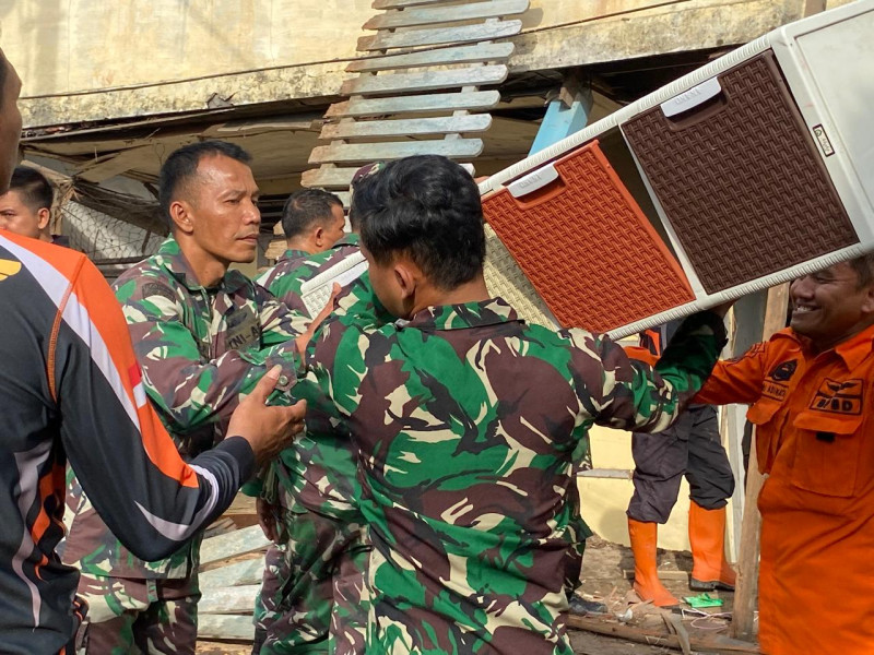 Puluhan Prajurit Kodim 0314/Inhil Dikerahkan Bantu Evakuasi Bencana Tanah Longsor di Tembilahan Hulu