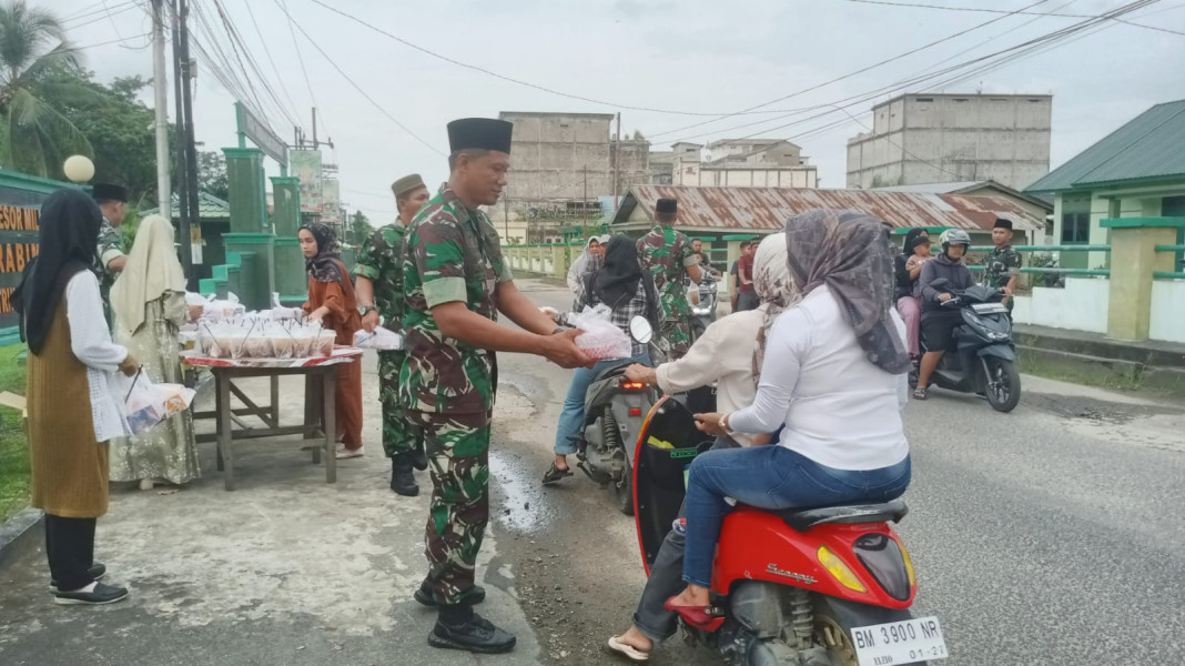 Berkah Ramadhan, Kodim 0314/Inhil Bagikan Takjil Gratis Kepada Masyarakat