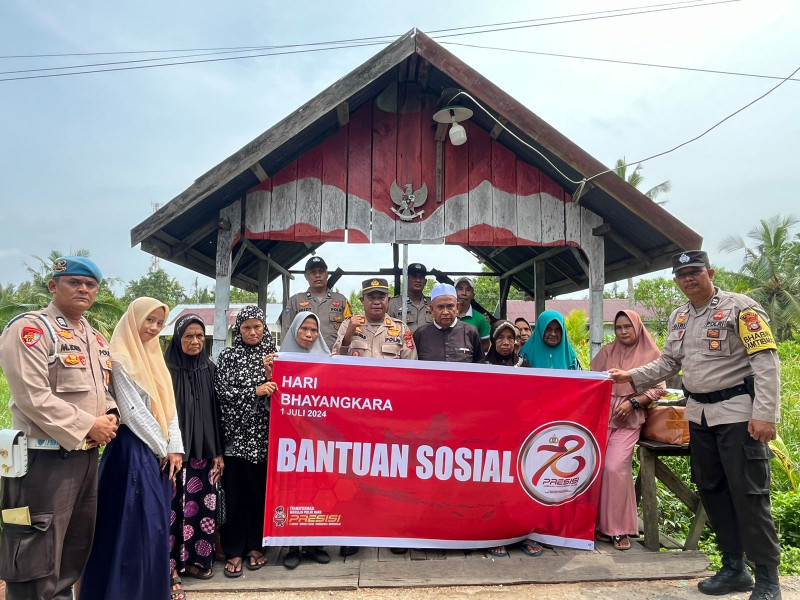 HUT Bhayangkara ke-78, Polsek Kuindra Serahkan Bansos untuk Masyarakat