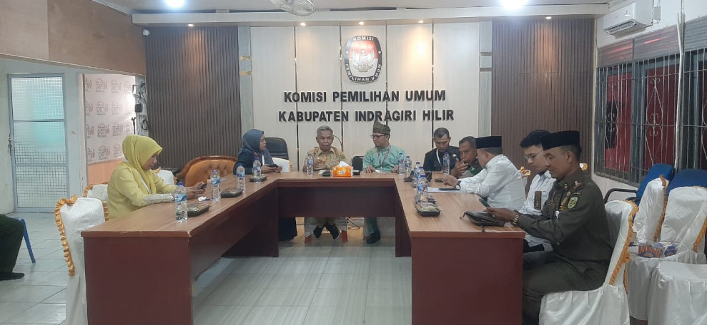 Paslon Haji Herman-Yuliantini Datang Lebih Awal Hadiri Pencabutan Nomor Urut di KPUD Inhil
