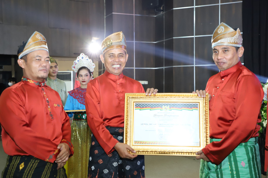 Dandim 0314/Inhil Terima Penghargaan Berperan Aktif, Berhasil dan Sukses Dalam Pelaksanaan Pengamanan Setiap Tahapan Pemilu Tahun 2023 - 2024 di Inhil