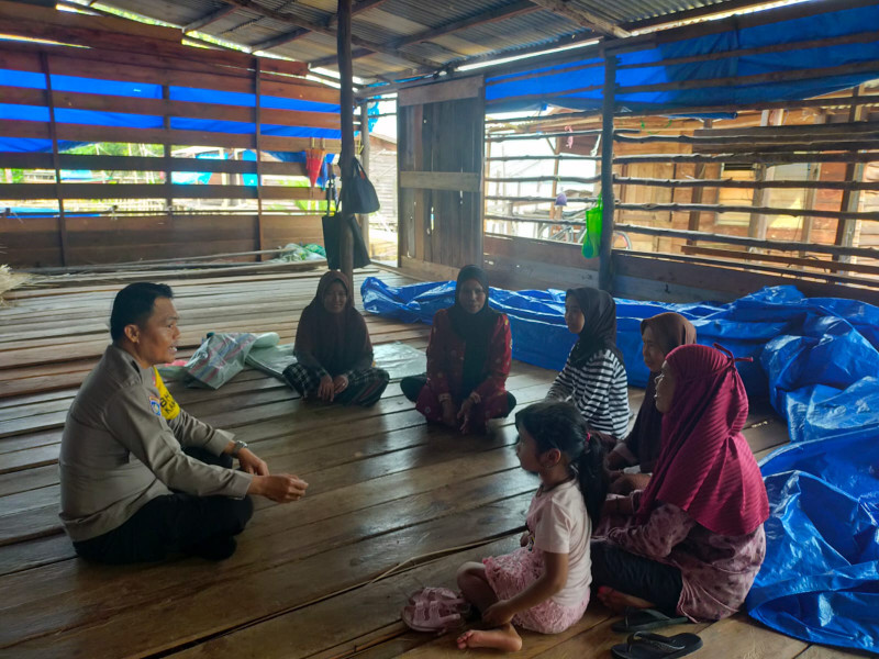 Sambangi Warga, Bhabinkamtibmas Tanjung Lajau Berikan Himbauan Kamtibmas dan  Pemilu Damai
