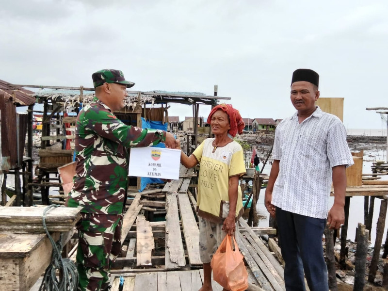 Koramil 06/Kateman Salurkan Bantuan untuk Korban Gelombang Pasang di Desa Kuala Selat