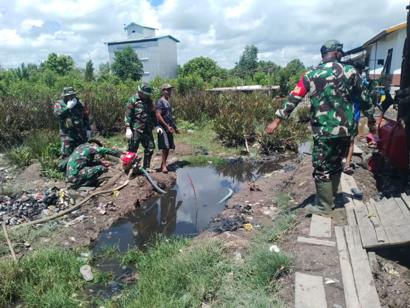 Brantas Nyamuk Malaria di Kuala Selat, Personel Kodim 0314/Inhil Bersama Masyarakat Bersihkan Genangan Air