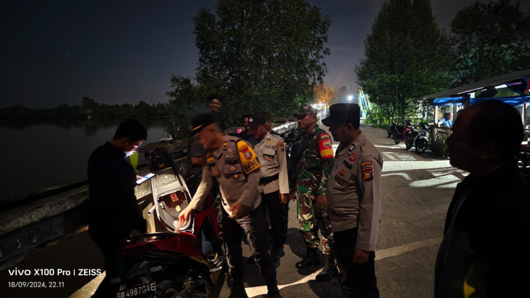 Bersinergi TNI, Personel Polsek Enok Giat Patroli Malam