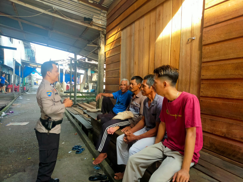Pilkada Serentak Riau Tahun 2024 di Inhil, Bhabinkamtibmas Lajau Ajak Warga Hindari Perselisihan