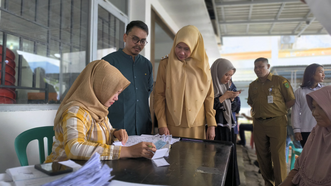 Hari Pertama Bertugas, Wabup Inhil Sidak ke Dukcapil dan Tinjau Operasi Pasar Murah