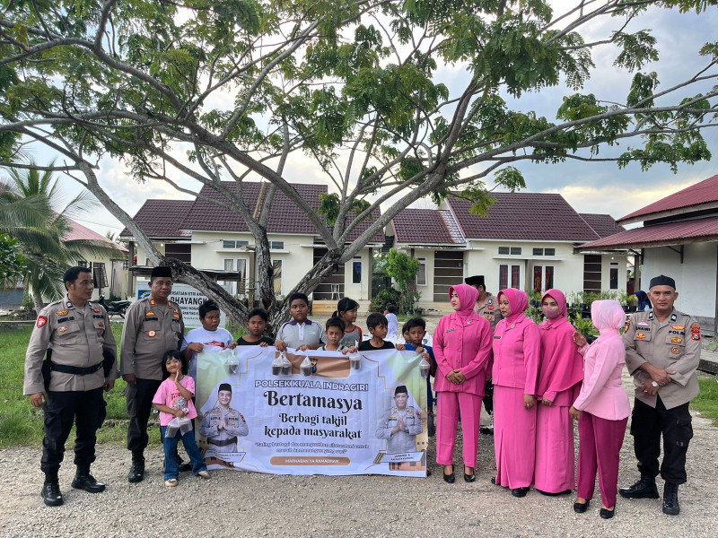 Bertamasya di Bulan Penuh Berkah, Polsek Kuala Indragiri dan Bhayangkari Bagikan Takjil Gratis