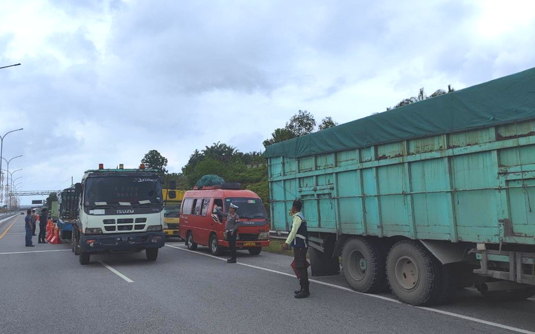 Tim Gabungan Tertibkan Kendaraan Odol Tekan Lalin di Tol Permai