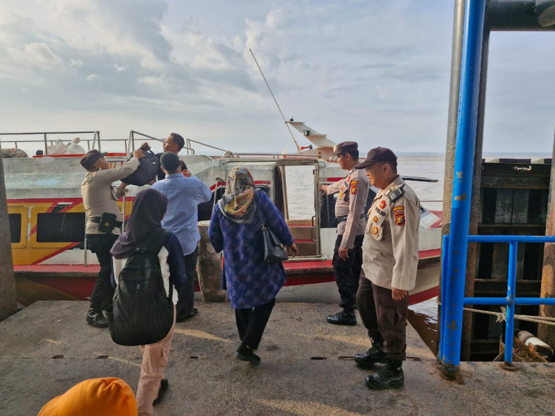 Tak Ada Hari Libur, Polisi Coolling System Bantu Lansia di Pelabuhan Kuala Kampar