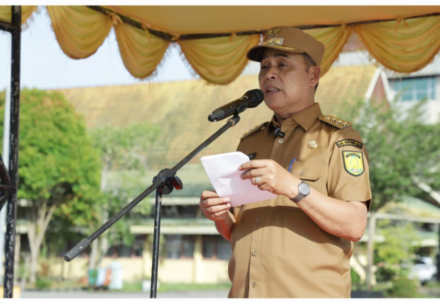 Hari Pertama Berkantor, Bupati Inhil Pimpin Apel Gabungan Pengantar Tugas