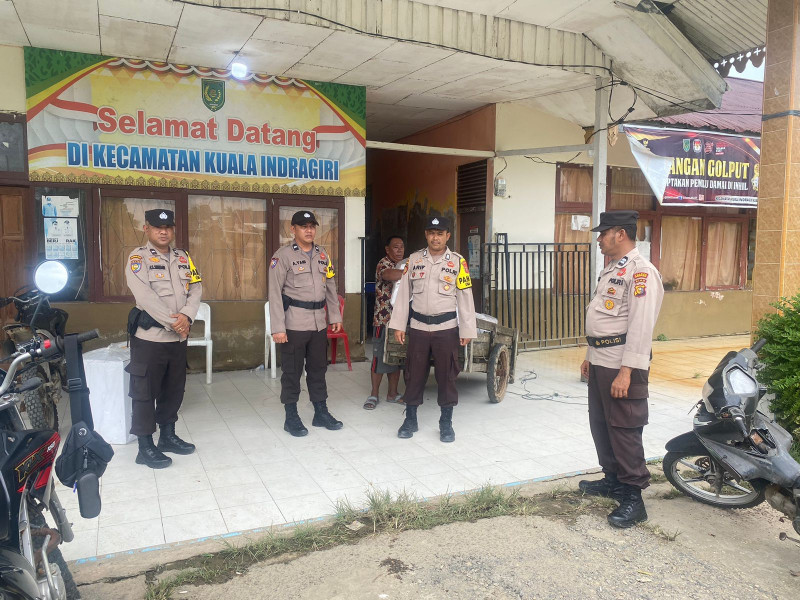 Personel Polsek Kuindra Amankan Jalannya Sidang Pleno Rekapitulasi Perolehan Suara Pemilu 2024 Tingkat Kecamatan