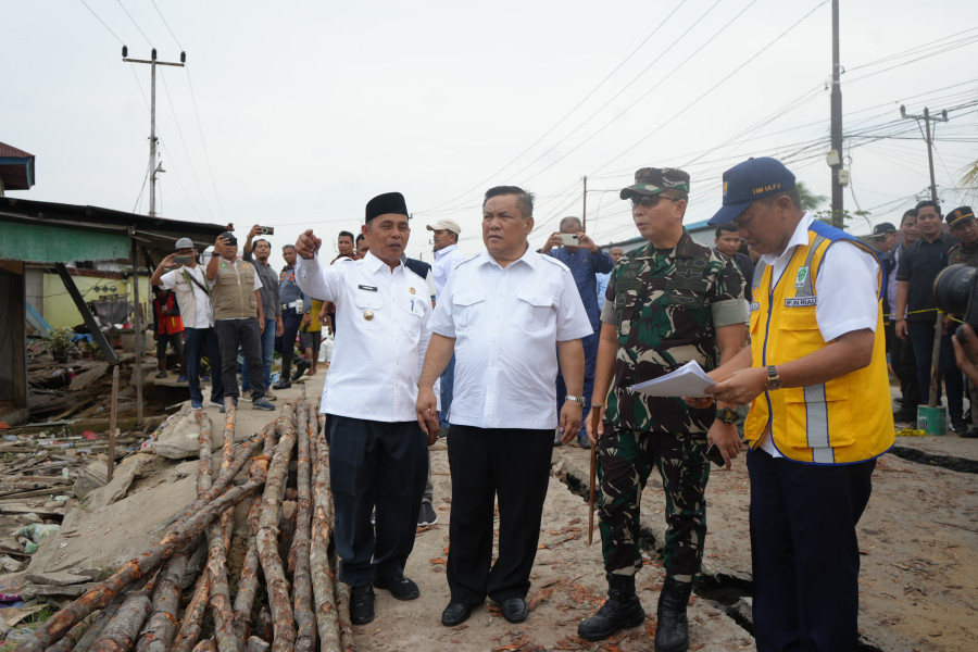 Danrem 031/ Wira Bima Dampingi Pj Gubri Tinjau Lokasi Bencana Tanah Longsor di Inhil