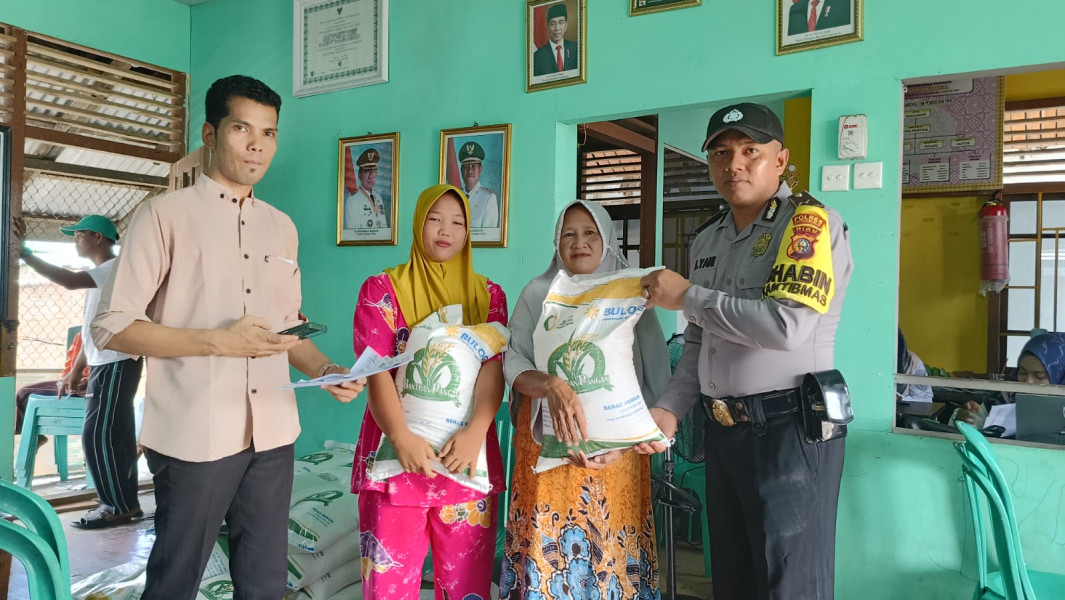 Bhabinkamtibmas Desa Sungai Bela Hadiri Penyaluran BPNT