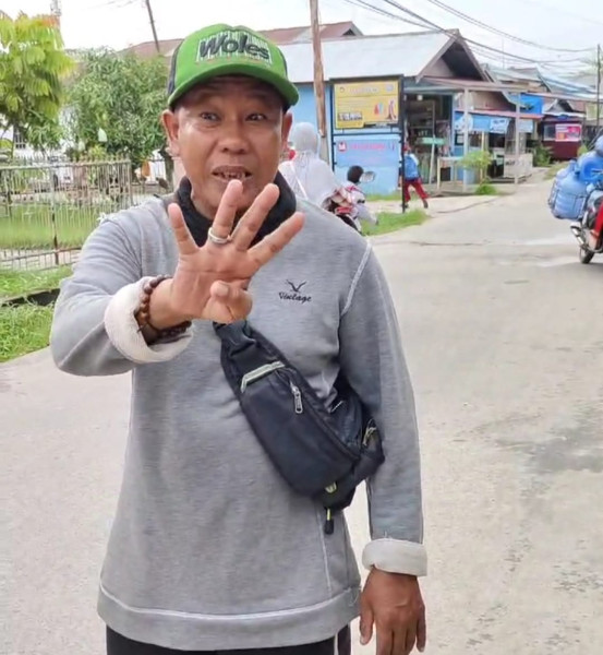 Luar Biasa! Pria Ini Dukung Paslon Nomor 4 Haji Herman-Yuliantini dari Ujung Rambu Hingga Ujung Kaki