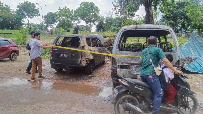 Mobil Brio Terbakar dan Gadis Remaja Loncat Kelaut di Karimun