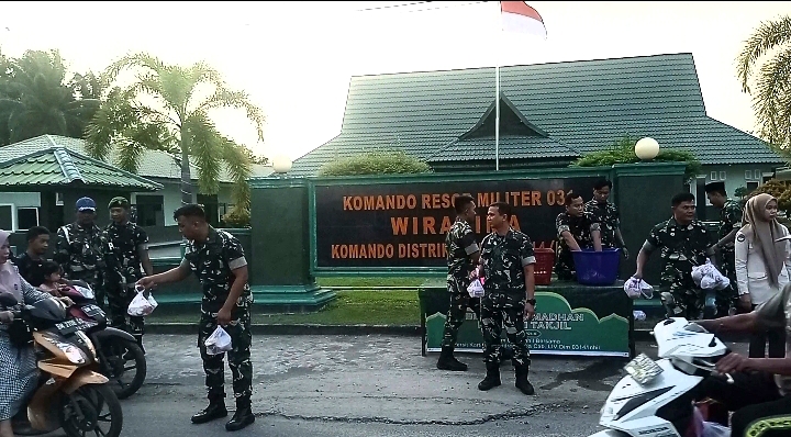 Bantu Masyarakat, Kodim 0314/Inhil Kembali Bagikan Takjil Gratis