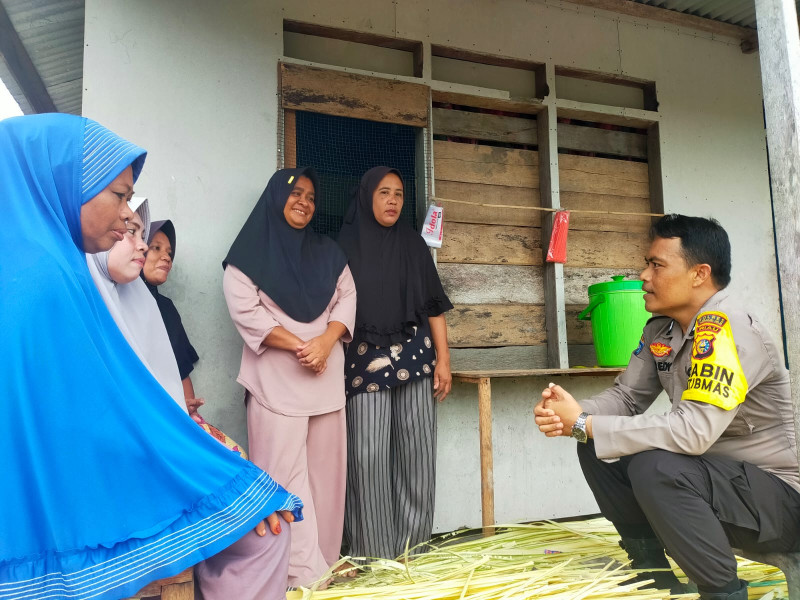 Bhabinkamtibmas Tanjung Lajau Ajak Emak-Emak Sukseskan Pilkada Serentak Riau 2024