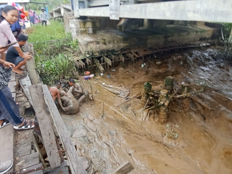 Pengendara Motor Terjatuh Saat Melewati Jembatan Parit 16 Pulau Kecil
