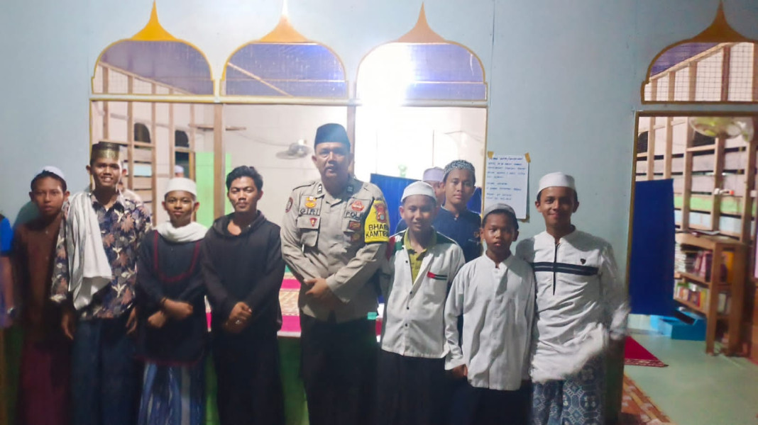 Personel Polsek Kuindra Giat Shalat Tarawih Sekaligus Berikan Rasa Aman Bagi Jemaah