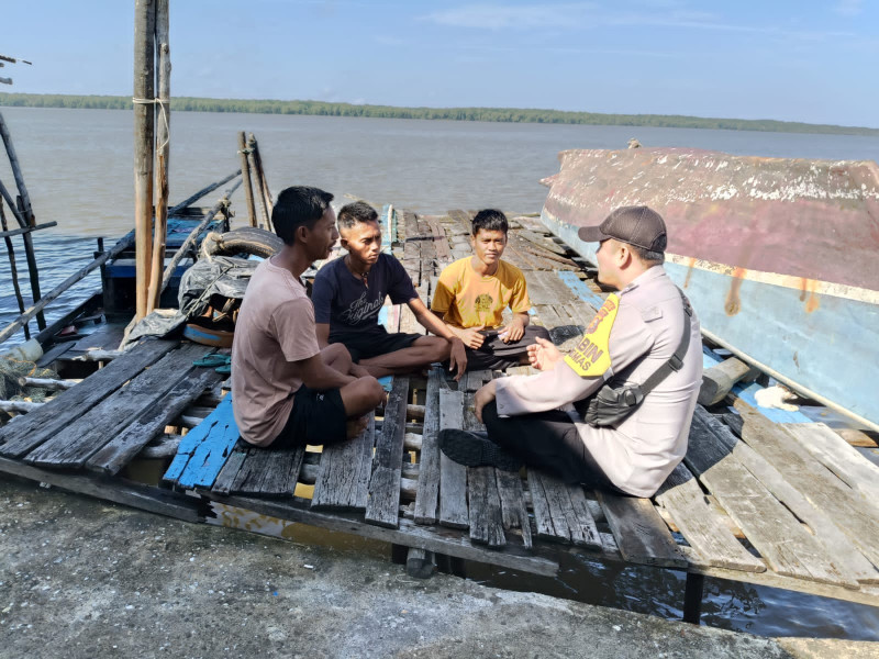 Sampaikan Pesan Kamtibmas dan Pilkada Damai, Bhabinkamtibmas Sungai Bela Sambangi Warga Pesisir