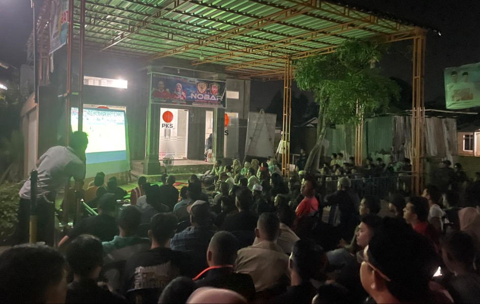 Paslon Bupati Inhil, Haji Herman Bersama Warga Nobar Laga Timnas VS Bahrain