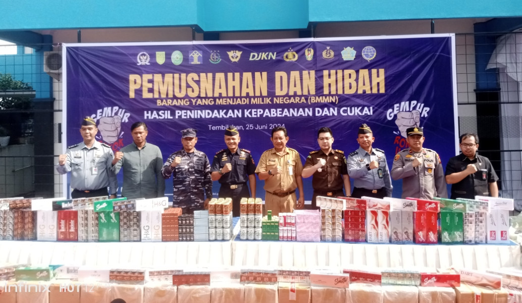Pasi Intel Kodim 0314/Inhil Hadiri Pemusnahan Rokok Ilegal Hasil Penindakan Kepabeanan Bea dan Cukai Tembilahan