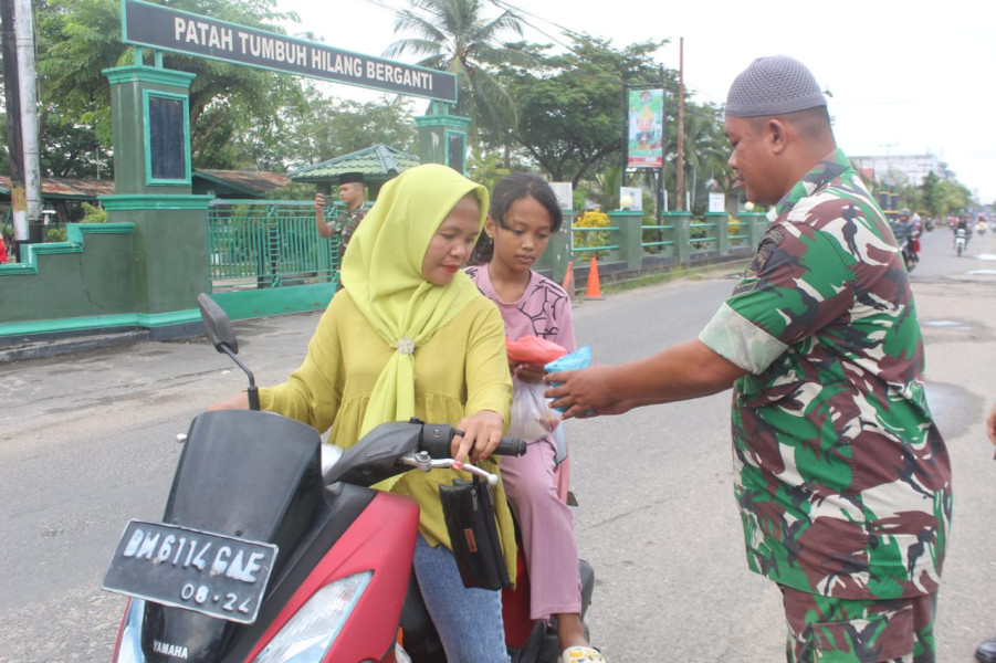 Kodim 0314/Inhil Bagikan Takjil Gratis kepada Masyarakat