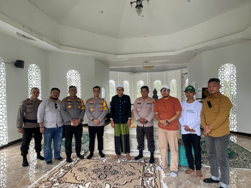 Kapolsek Kuindra Dampingi Kapolres Ziarah ke Makam Tuan Guru Sapat