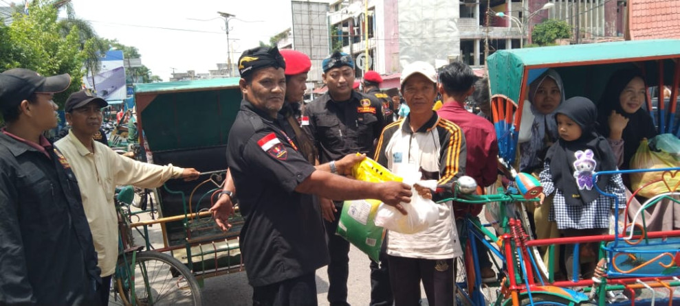 Peduli Sesama, GRIB JAYA Inhil Berikan Sembako untuk Penarik Becak