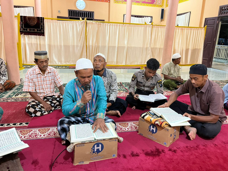 Tingkatkan Keimanan dan Ketakwaan, Personel Polsek Giat Tadarus Al Quran Bersama Masyarakat