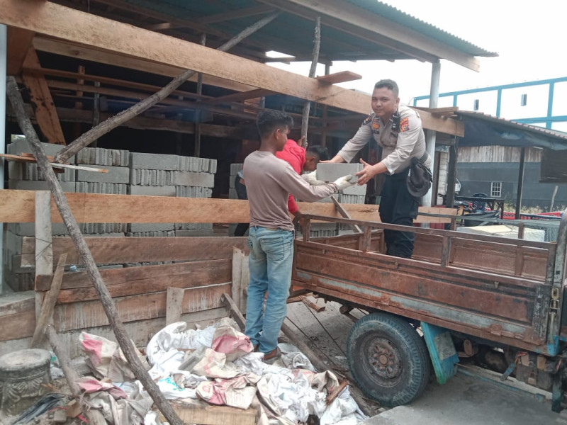 Usai Cek Kesehatan Untuk Pengamanan Pemilu 2204, Polsek Kuala Kampar Bantu Warga Turunkan Batako