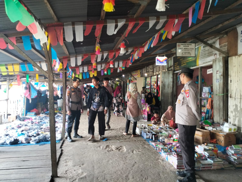 Berikan Rasa Aman Ditengah Masyarakat, Personel Polsek Giat Sambang ke Pasar Mingguan